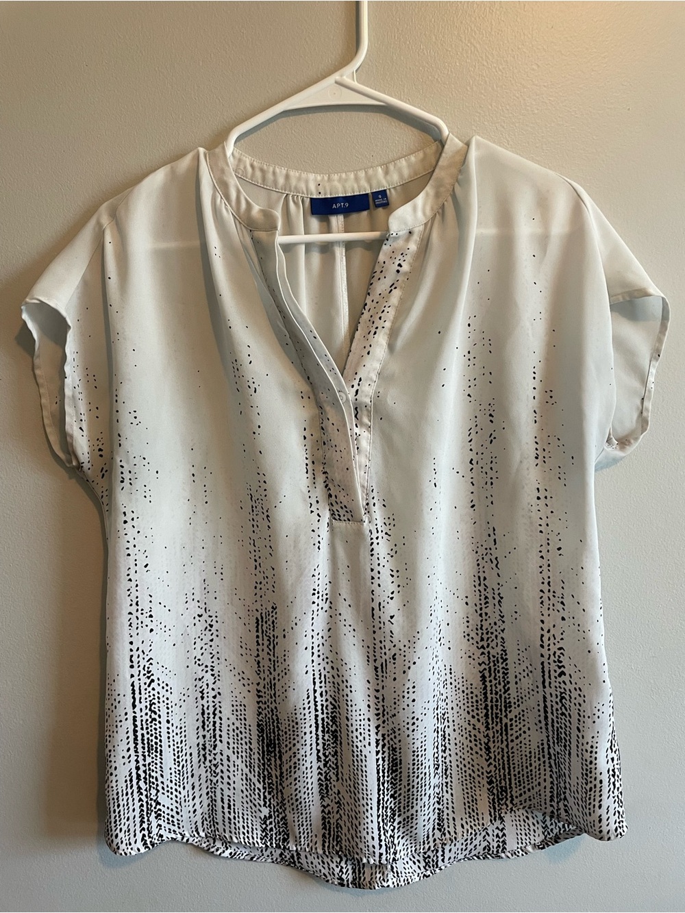 Apt. 9 White and Black Printed Split-Neck Cap Sleeve Blouse